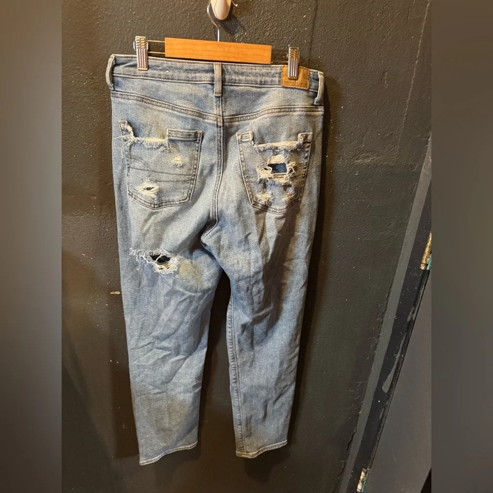 American Eagle Light Wash Distressed Mom Jeans Size 4 - Picture 3 of 5